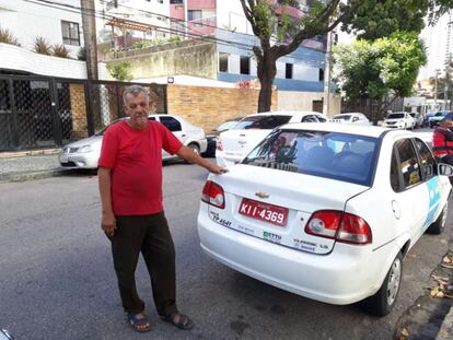 No Recife, o taxista Antonio Firmino da Silva diz que não aceita mais corridas de grandes distâncias. "Ontem fiquei quase três horas na fila do posto para colocar 30 reais de gasolina", diz. Em 25 anos de profissão, Antonio nunca havia passado por uma crise assim. "Ontem [quinta-feira] um colega nosso entrou na farmácia, comprou álcool e colocou no carro para conseguir chegar em casa", conta. As informações são da repórter Marina Rossi.