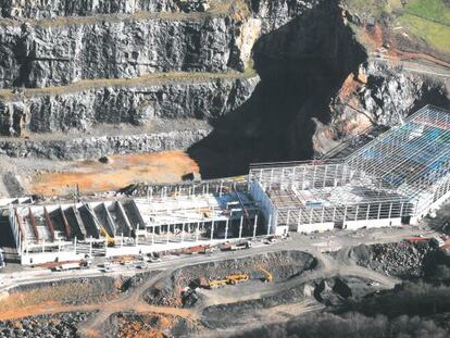 Vista de las obras de la planta de tratamiento mecánico-biológico del monte Arraiz, en Bizkaia.
