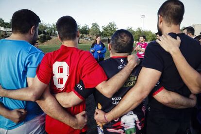 Madrid Titanes primer equipo de rugby LGBT de España, con su entrenadora al fondo.