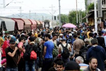 Inmigrantes en la estación de Gevgelija (Macedonia).