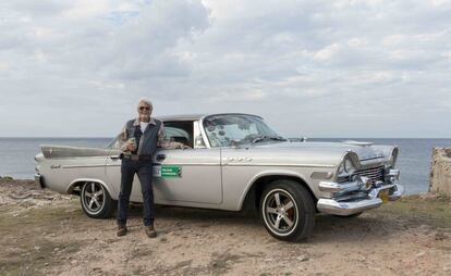 Omar González, con su Dodge Coronet 1958, frente al mar de La Habana.