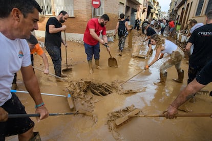 Vecinos y voluntarios achican agua en las calles de Sadaví, el 3 de noviembre.