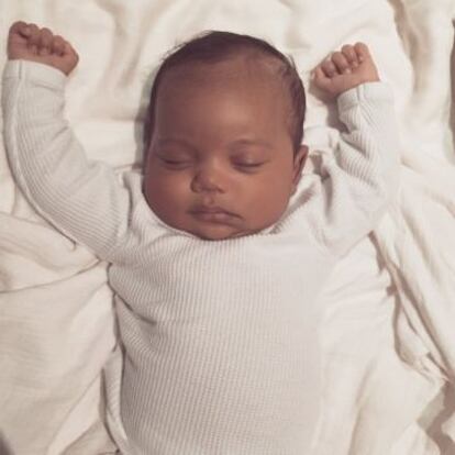 Saint West, en la fotografía compartida por su madre Kim Kardashian en su página web y su aplicación para móviles.