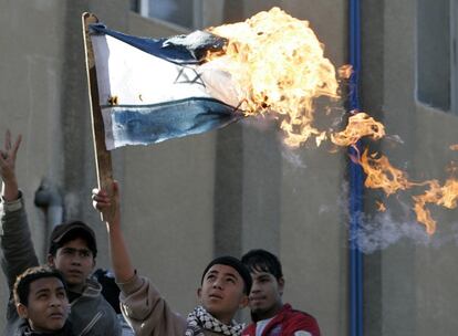 En Amman también han salido a la calle. Un grupo de palestinos han quemado una bandera israelí durante la manifestación que ha tenido lugar en el campo de refugiados de Al Baqaa. La quema de símbolos judíos también se ha producido en otros países.