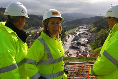 La ministra de Fomento, Ana Pastor, cuando visitó las obras del AVE en Amorebieta el pasado mes de abril.