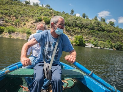 Juan Manuel Rodriguez (61) rema desde la orilla de Cedillo (España) hasta la de Montalvão (Portugal) junto con el alcalde del municipio cacereño, Antonio González.