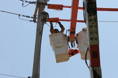  Trabajador hace el mantenimiento de la red el&eacute;ctrica en Teresina, Brasil.