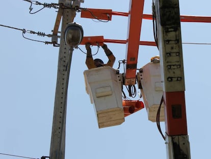  Trabajador hace el mantenimiento de la red el&eacute;ctrica en Teresina, Brasil.