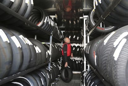 Un técnico de Bridgestone revisa el almacén de neumáticos en Australia