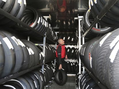 Un técnico de Bridgestone revisa el almacén de neumáticos en Australia