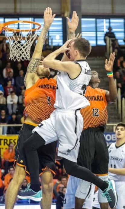 El alero Javier Vega y el pívot senegalés Moussa Diagne, del Fuenlabrada, taponan la entrada a canasta de Danilo Andjusic.