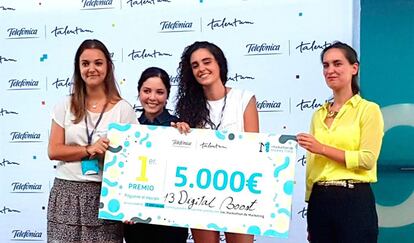 Ganadores del primer premio del Hackathon Talentum