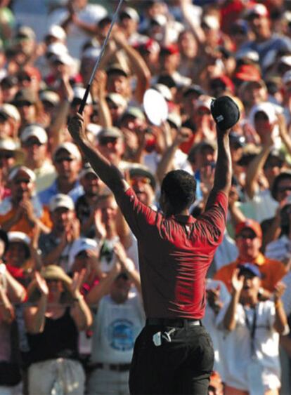 Tiger Woods festeja una victoria en 2007