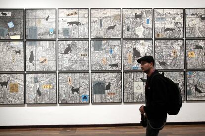Un visitante, ante la exposición 'Pongamos que hablo de Madrid', en la FIL.
