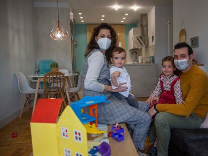 Elena Pérez, con su familia, en la casa donde han pasado la cuarentena, en Calahorra (La Rioja).