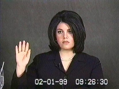 Monica Lewinsky, durante su declaración filmada por el 'impeachment' a Bill Clinton. 

Monica Lewinsky