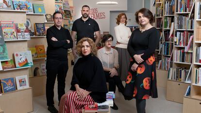 De izquierda a derecha, los escritores y escritoras Ana Campoy, Sofia Rhei, Diego Arboleda, Sara Cano, Pedro Mañas y Begoña Oro, fotografiados en la librería Tipos Infames (Madrid).