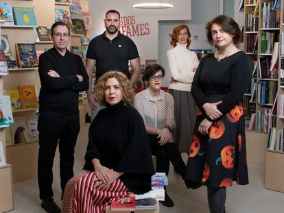 De izquierda a derecha, los escritores y escritoras Ana Campoy, Sofia Rhei, Diego Arboleda, Sara Cano, Pedro Mañas y Begoña Oro, fotografiados en la librería Tipos Infames (Madrid).