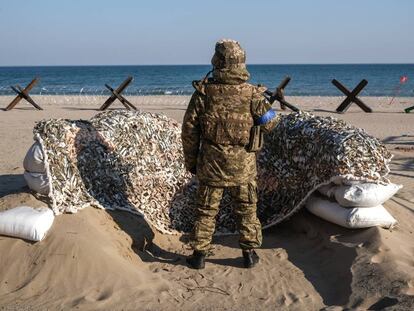 Un soldado ucranio hace guardia en el paseo marítimo cerca de Lusanivka, en la ciudad de Odesa.