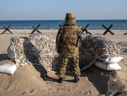 Un soldado ucranio hace guardia en el paseo marítimo cerca de Lusanivka, en la ciudad de Odesa.