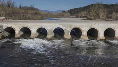 El riu Besòs, a l'altura de la localitat de la Llagosta.