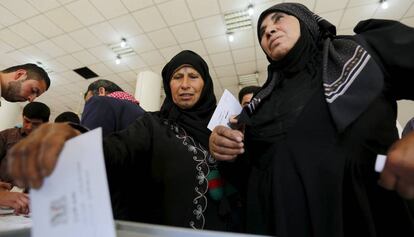 Una mujer evacuada de Alepo vota en un centro electoral de Damasco.