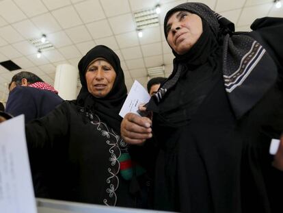 Una mujer evacuada de Alepo vota en un centro electoral de Damasco.