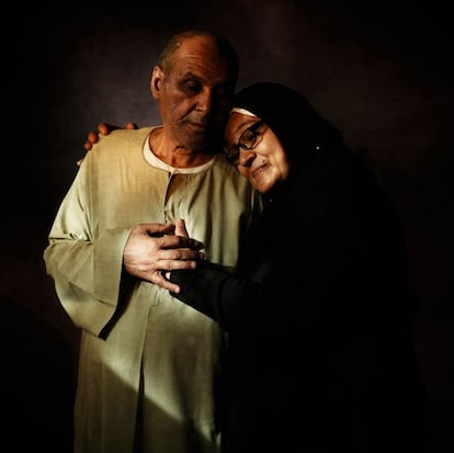 67 y 65 años, respectivamente. Padres de Mahmoud Abu Zeid, fotógrafo de 27 años conocido como 'Shawkan'. Permanece en prisión desde hace dos años y medio, acusado de terrorismo. Su familia está preocupada por el rápido deterioro de su salud. En la actualidad, 60 periodistas se encuentran encarcelados en Egipto.