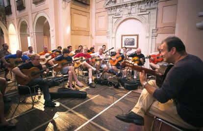 En el centro, la clase de guitarra a cargo de Gerardo Núñez.