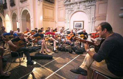 En el centro, la clase de guitarra a cargo de Gerardo N&uacute;&ntilde;ez.