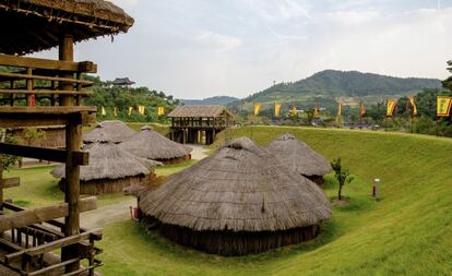 Baekje, en la pennsula de Corea, uno de los Tres Reinos del pas junto a Silla y Kogury?, perdur por espacio de siete siglos (desde el a?o 18 a.C. hasta el 660 de nuestra era), dejando un notable legado arquitectnico y artstico influido por el budismo y China, sobre todo. La Unesco ha declarado patrimonio mundial ocho sitios arqueolgicos ubicados en el centro-oeste del pas, representativos del periodo tardo del reino (475-660 d. C.). La fortaleza de Gongsanseong y las sepulturas de Songsan-ri, vinculadas a la ciudad capital de Ungjin (actualmente Gongju); la fortaleza Busosanseong, las edificaciones administrativas de Gwanbuk-ri y las murallas de Naseong, vinculadas a la ciudad capital de Sabi (actualmente Buyeo); el palacio real de Wanggung-ri y el templo Mireuksa de Iksan. En la foto, el parque Baekje Cultural Land, en el condado de Buyeo-gun.