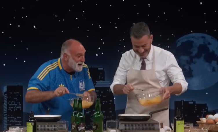 José Andrés enseña a Jimmy Kimmel en su programa a hacer tortilla vaga y&hellip;