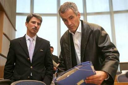 Matías Vallés (derecha) y el eurodiputado popular español José Ignacio Salafranca, ayer en el Parlamento Europeo.