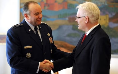 O presidente croata Ivo Josipovic (direita) recebe o general Philip Breedlove, máximo responsável militar da OTAN na Europa.