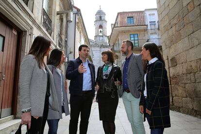 El secretario general del PSdeG-PSOE , Gonzalo Caballero (tercero por la izquierda), paseó con un grupo de amigos por las calles del casco viejo de Vigo.