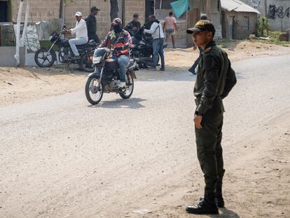Elementos de la policía requisan y retienen a motociclistas en las calles de Sincelejo (Colombia), en abril de 2024.