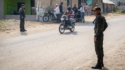 Elementos de la policía requisan y retienen a motociclistas en las calles de Sincelejo (Colombia), en abril de 2024.