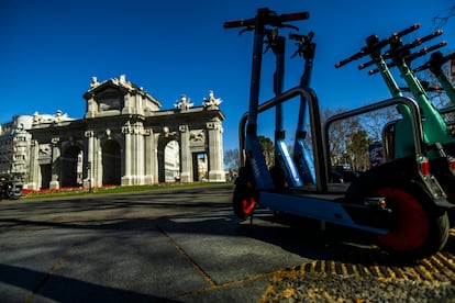 Patinetes eléctricos de la empresa  Dott y de Tier aparcados cerca de la Puerta de Alcalá, en Madrid