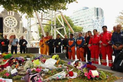 Rescatistas participan en el acto homenaje a las víctimas del terremoto.