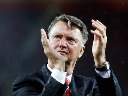 Louis van Gaal aplaude a los aficionados del United