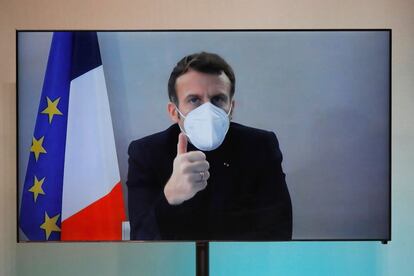 El presidente francés Emmanuel Macron, asiste por videoconferencia a una mesa redonda para la Conferencia Nacional Humanitaria. El positivo de Macron fue diagnosticado el jueves y ha caído como una bomba en la política francesa y en la europea a causa de la intensa agenda política que había mantenido en estos últimos días.