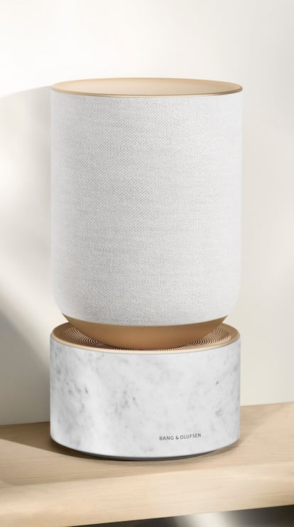 Bang & Olufsen ha creado una nueva y exclusiva gama compuesta por sus productos más icónicos, pero en una gama de colores que recrea una estética de alta gama, combinada con la excelente calidad de la firma. Un ejemplo es Beosound Balance, que destaca por sus detalles de aluminio con tonos dorados, su tejido de punto blanco y su elegante base de mármol de Carrera. La naturaleza orgánica del mármol significa que no hay dos altavoces idénticos, lo que confiere una mayor exclusividad al altavoz. Precio: 2.500 euros.