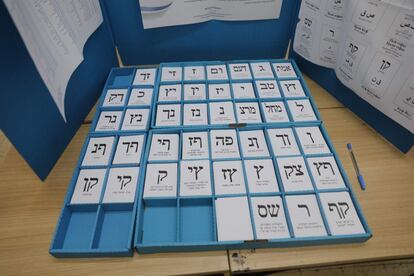 Se han impreso 400 millones de papeletas, para las que se han utilizado 170 toneladas de papel. En la imagen, papeletas en un colegio electoral en Jerusalén.