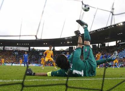 Buffon detiene el penalti lanzado por Mutu.