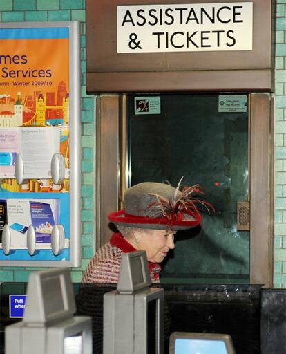 La reina Isabel de Inglaterra ha visitado la estación del metro londinense de Aldgate, donde se produjeron los atentados terroristas de 2005 que acabaron con la vida de siete pasajeros de uno de los trenes. La monarca ha tenido que pasar, como todos sus súbditos, por los tornos de acceso.