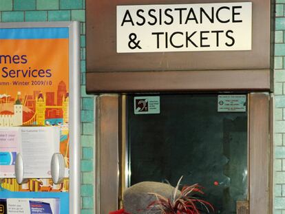 La reina Isabel de Inglaterra ha visitado la estación del metro londinense de Aldgate, donde se produjeron los atentados terroristas de 2005 que acabaron con la vida de siete pasajeros de uno de los trenes. La monarca ha tenido que pasar, como todos sus súbditos, por los tornos de acceso.