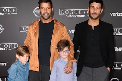 Ricky Martin y su novio Jwan Yosef, con Matteo y Valentino. J