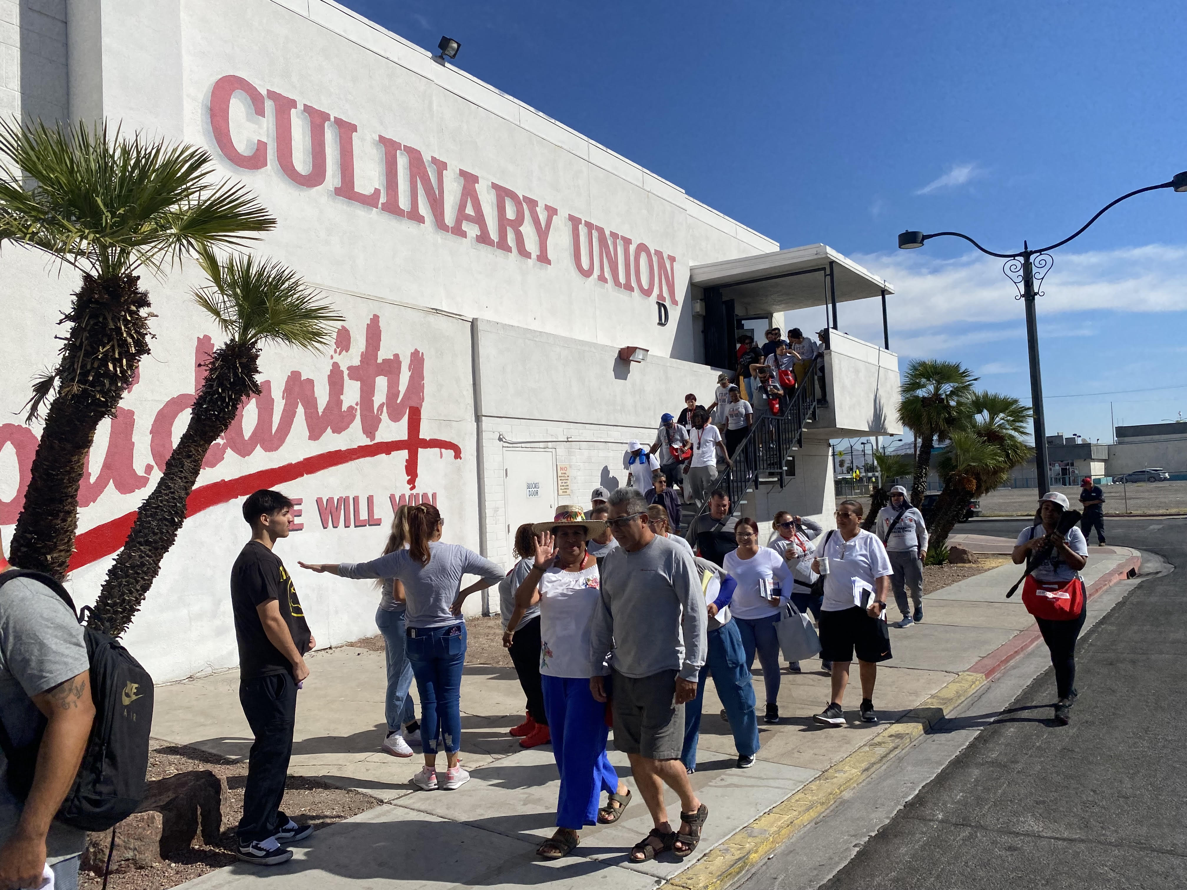 Miembros de la Culinary Union de Las Vegas (Nevada), antes de salir a pedir el voto para Kamala Harris, el 10 de octubre de 2024.