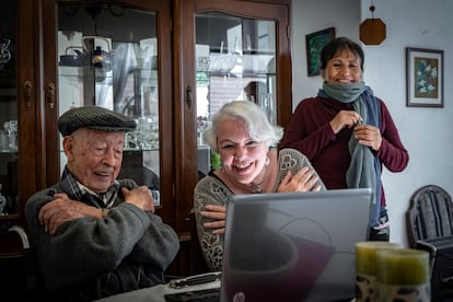 Ricardo Robles y Regina Altena, la directora del Centro Mexicano Alzheimer, se despiden del resto de pacientes cuando termina el curso en línea. Detrás, sonriente, está la esposa de Robles, María Guadalupe Castro.