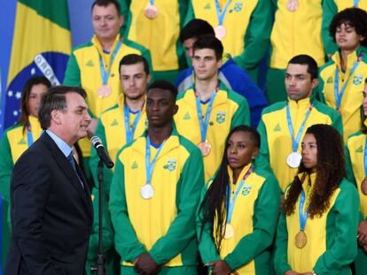 El presidente Jair Bolsonaro recibe a atletas que ganaron medallas en los juegos de Lima 2019.